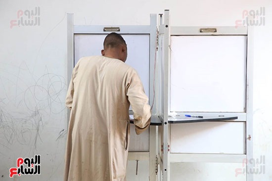 توافد المواطنين على اللجان للإدلاء بأصواتهم (12)