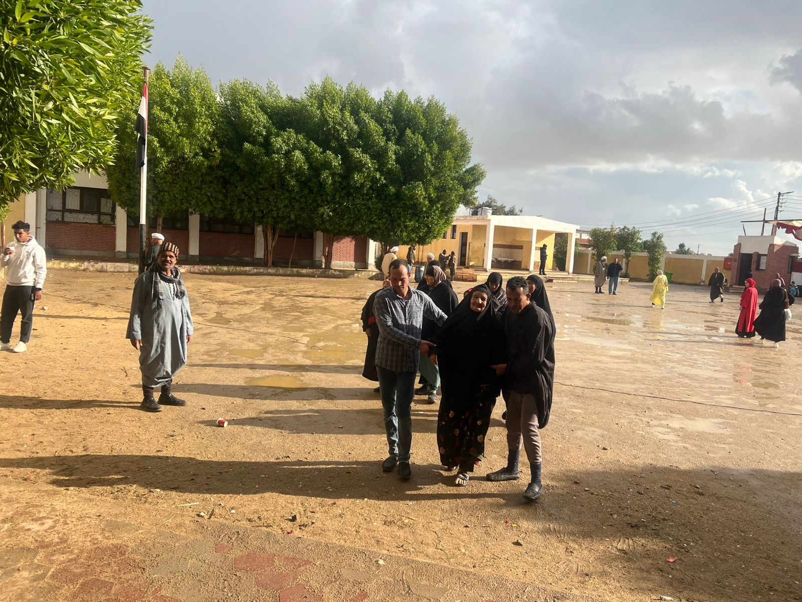 أمطار غزيرة بمحيط اللجان الانتخابية بالفيوم (8)