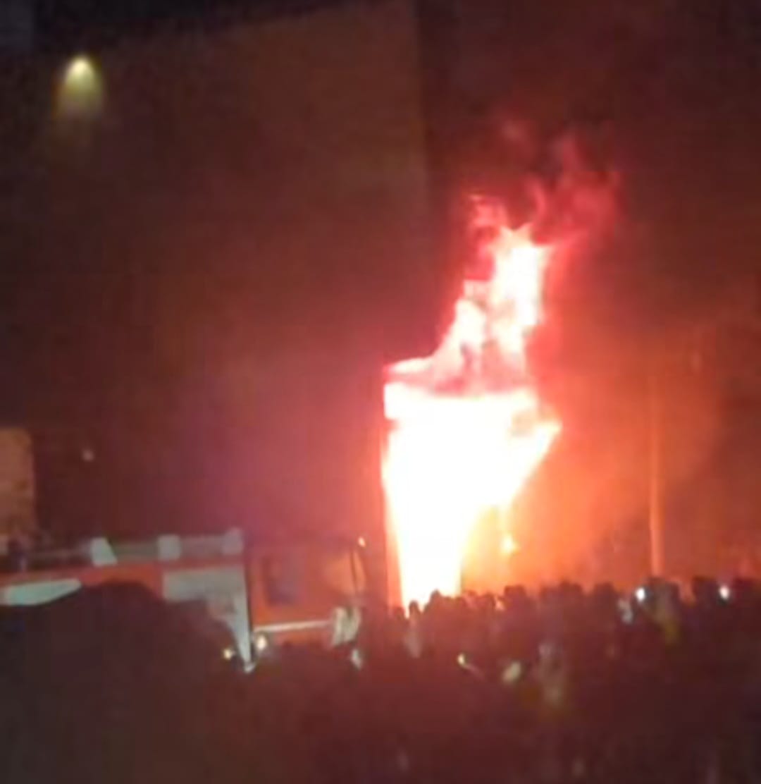 حريق يلتهم ورشة تصنيع أخشاب بالمحلة (1)