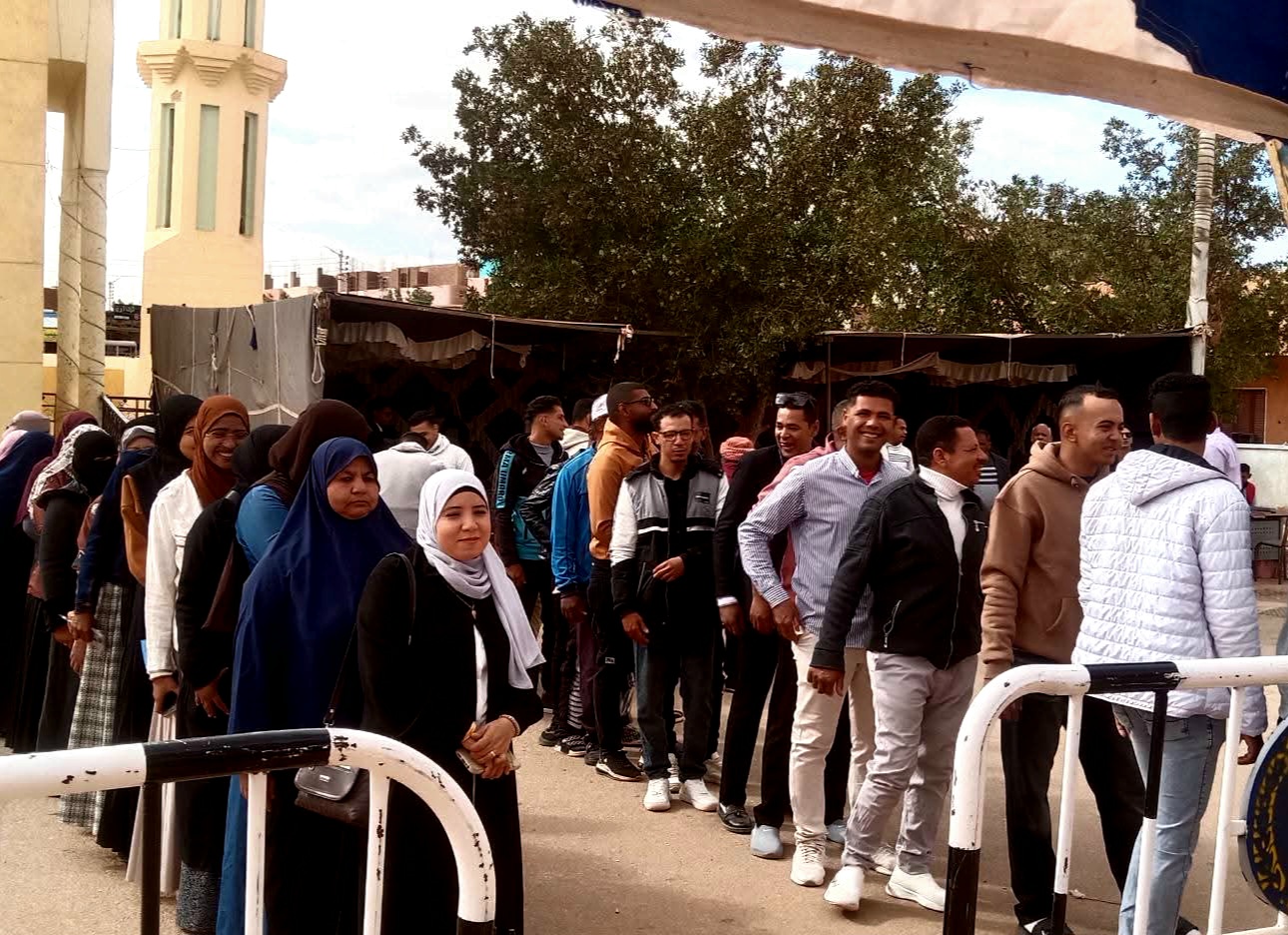 طوابير الناخبين علي تتزايد على اللجان  (11)