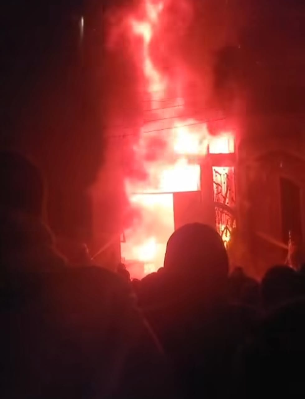 حريق يلتهم ورشة تصنيع أخشاب بالمحلة (4)