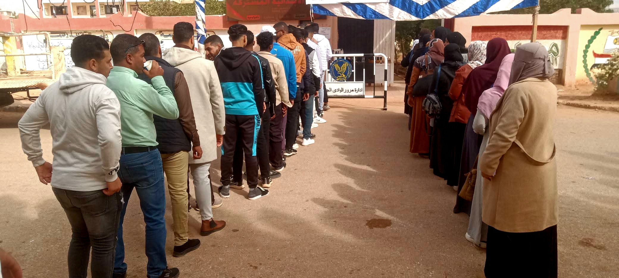 طوابير الناخبين علي تتزايد على اللجان  (1)