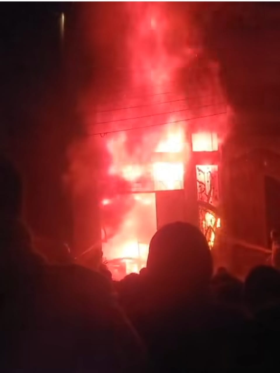 حريق يلتهم ورشة تصنيع أخشاب بالمحلة (3)