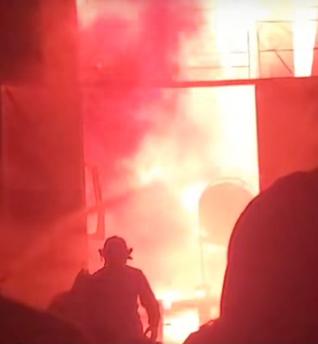 حريق يلتهم ورشة تصنيع أخشاب بالمحلة (2)