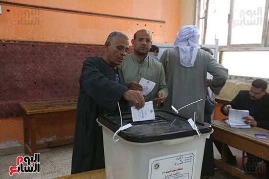 تزايد أعداد الناخبين علي لجان العياط للإدلاء بأصواتهم في الانتخابات البرلمانية 2025 (7)