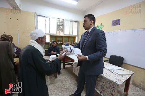 تزايد أعداد الناخبين علي لجان العياط للإدلاء بأصواتهم في الانتخابات البرلمانية 2025 (11)