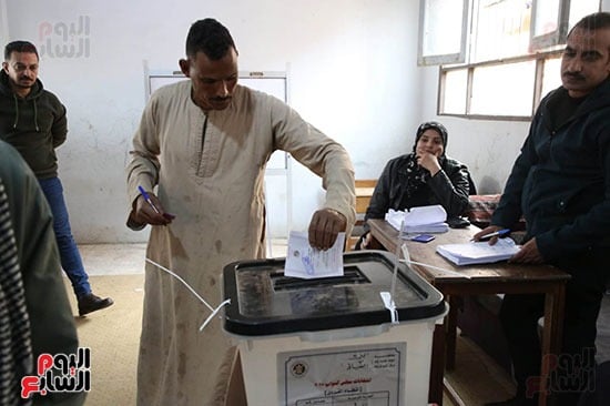 توافد المواطنين على اللجان للإدلاء بأصواتهم (6)