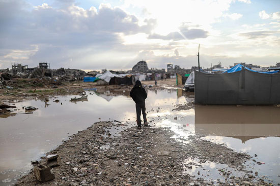 مياه الامطار تغرق خيام النازحين في حي الزيتون بمدينة غزة مياه الامطار تغرق خيام النازحين في حي الزيتون بمدينة غزة