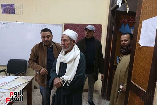 تزايد أعداد الناخبين علي لجان العياط للإدلاء بأصواتهم في الانتخابات البرلمانية 2025 (1)