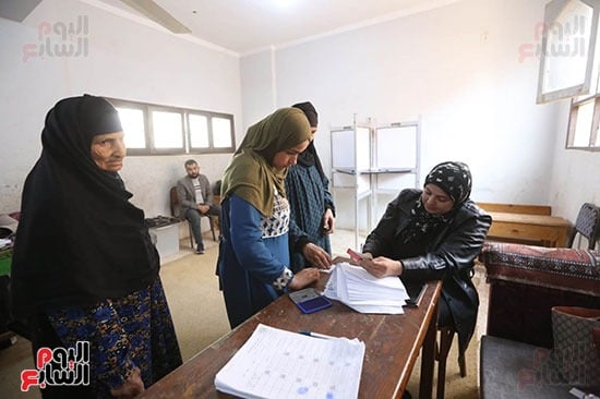 توافد المواطنين على اللجان للإدلاء بأصواتهم (31)