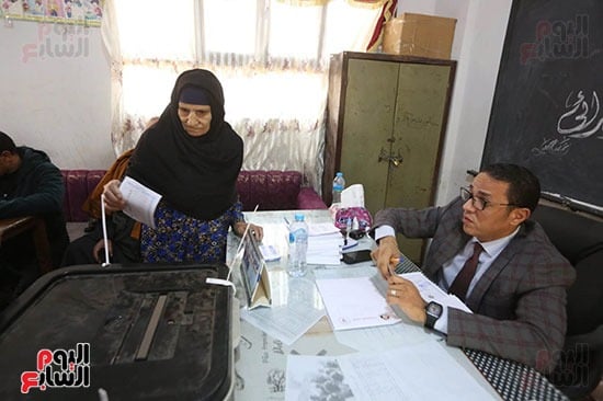 توافد المواطنين على اللجان للإدلاء بأصواتهم (32)