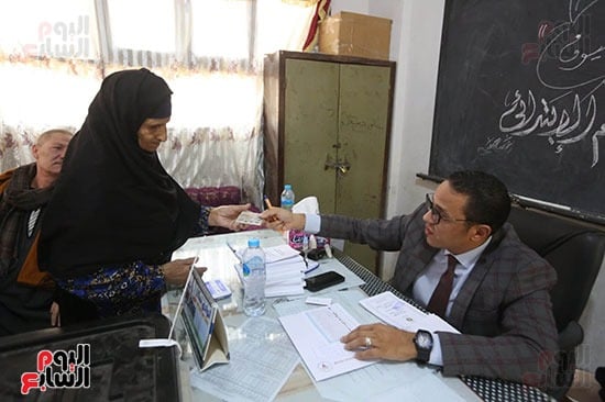 توافد المواطنين على اللجان للإدلاء بأصواتهم (25)