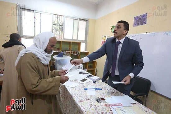 تزايد أعداد الناخبين علي لجان العياط للإدلاء بأصواتهم في الانتخابات البرلمانية 2025 (10)