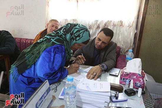 توافد المواطنين على اللجان للإدلاء بأصواتهم (35)
