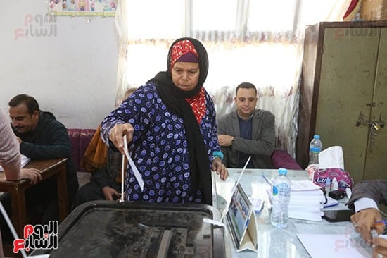 توافد المواطنين على اللجان للإدلاء بأصواتهم (24)