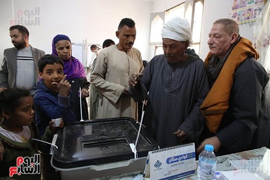 توافد المواطنين على اللجان للإدلاء بأصواتهم (14)