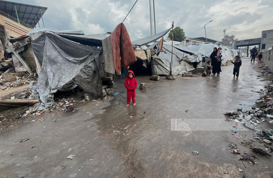 الأمطار تغرق الخيام فى غزة الأمطار تغرق الخيام فى غزة