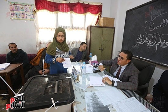 توافد المواطنين على اللجان للإدلاء بأصواتهم (29)