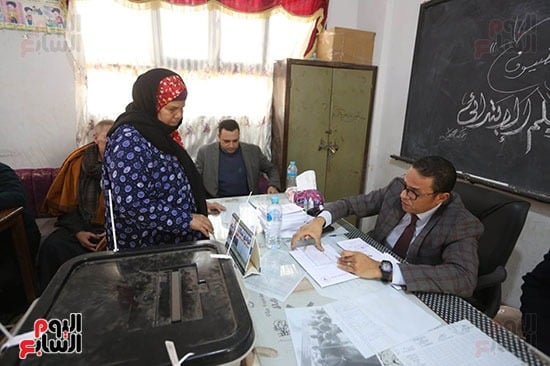 توافد المواطنين على اللجان للإدلاء بأصواتهم (23)
