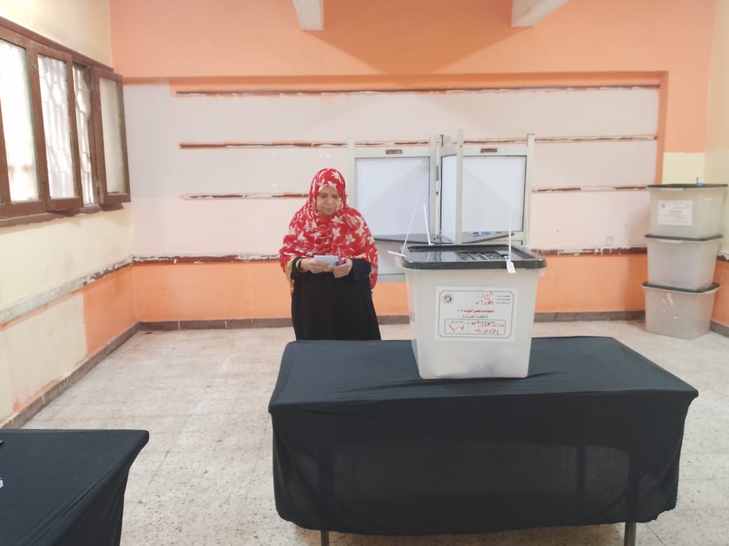 احدى السيدات تشارك فى الانتخابات