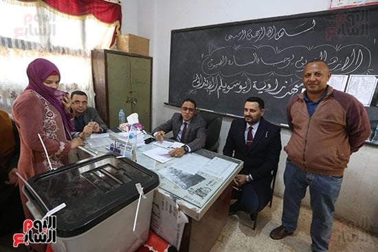 توافد المواطنين على اللجان للإدلاء بأصواتهم (7)