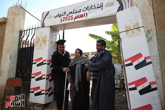 توافد المواطنين على اللجان للإدلاء بأصواتهم (9)