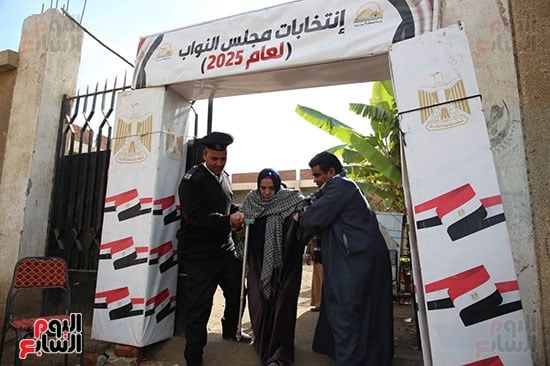 توافد المواطنين على اللجان للإدلاء بأصواتهم (8)