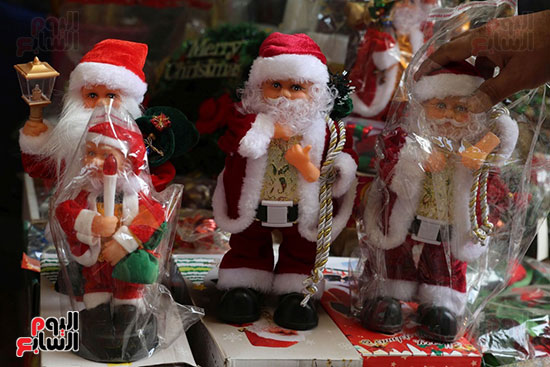 مجسمات سانتا كلوز فى الأسواق الهندية مجسمات سانتا كلوز فى الأسواق الهندية