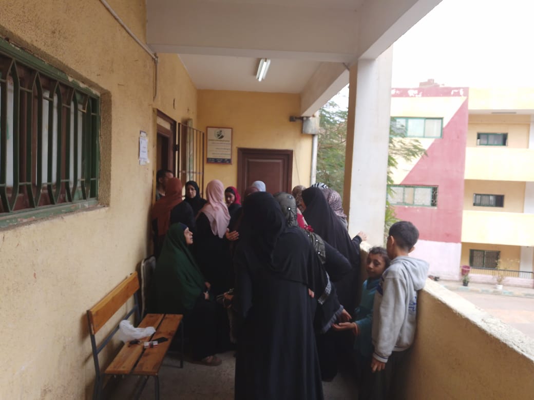 أمهات تصطحبن أبناءهن أثناء الادلاء بأصواتهن