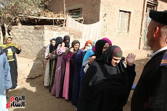 توافد المواطنين على اللجان للإدلاء بأصواتهم (21)