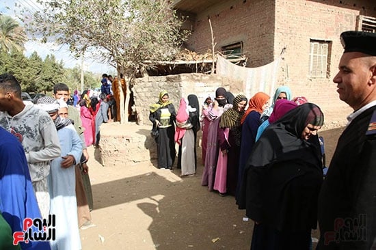 توافد المواطنين على اللجان للإدلاء بأصواتهم (22)