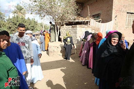 توافد المواطنين على اللجان للإدلاء بأصواتهم (18)