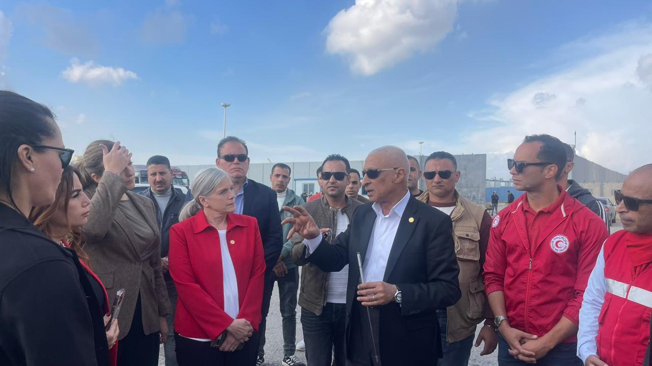 محافظ شمال سيناء مع الوفد الكندي خلال تفقد معبر رفح