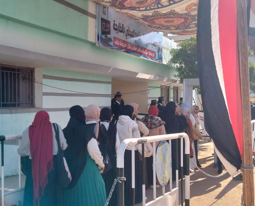 توافد الناخبين على لجنه تنميه المجتمع (2)