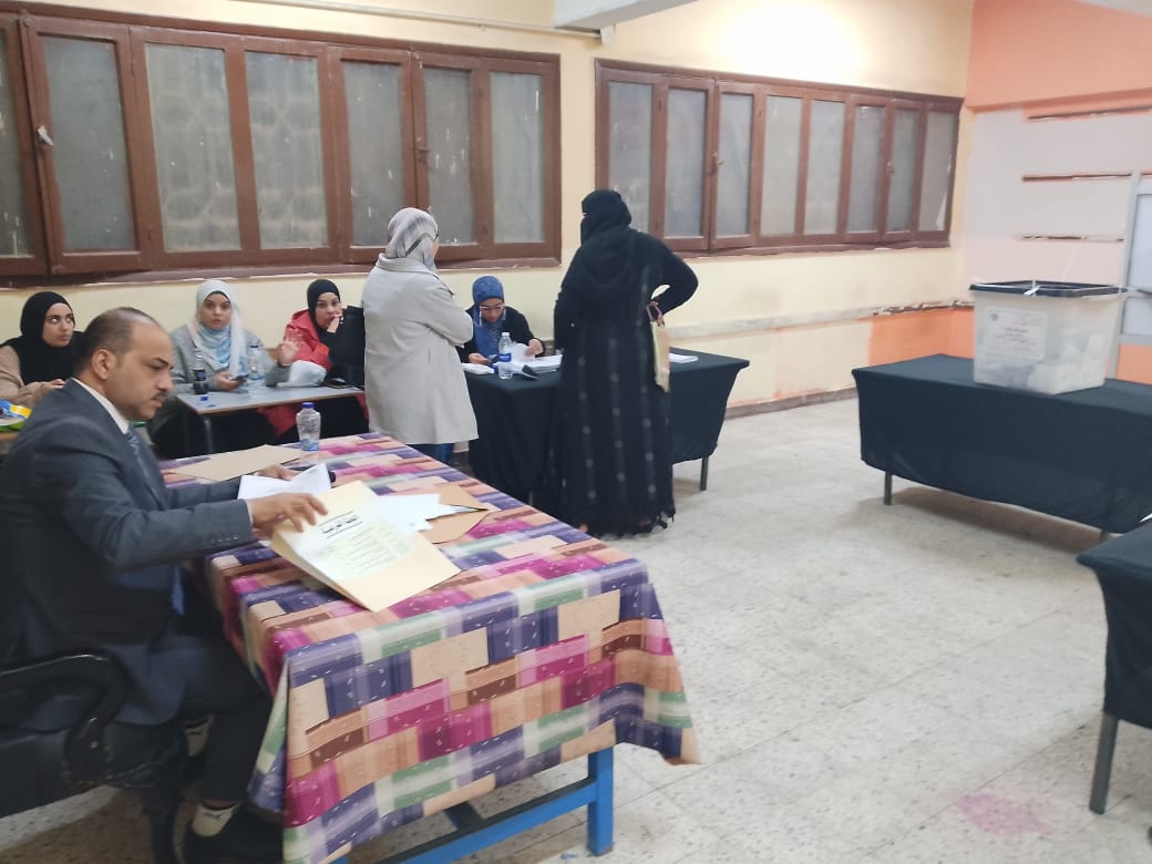 المواطنين يدلون بأصواتهم داخل اللجان