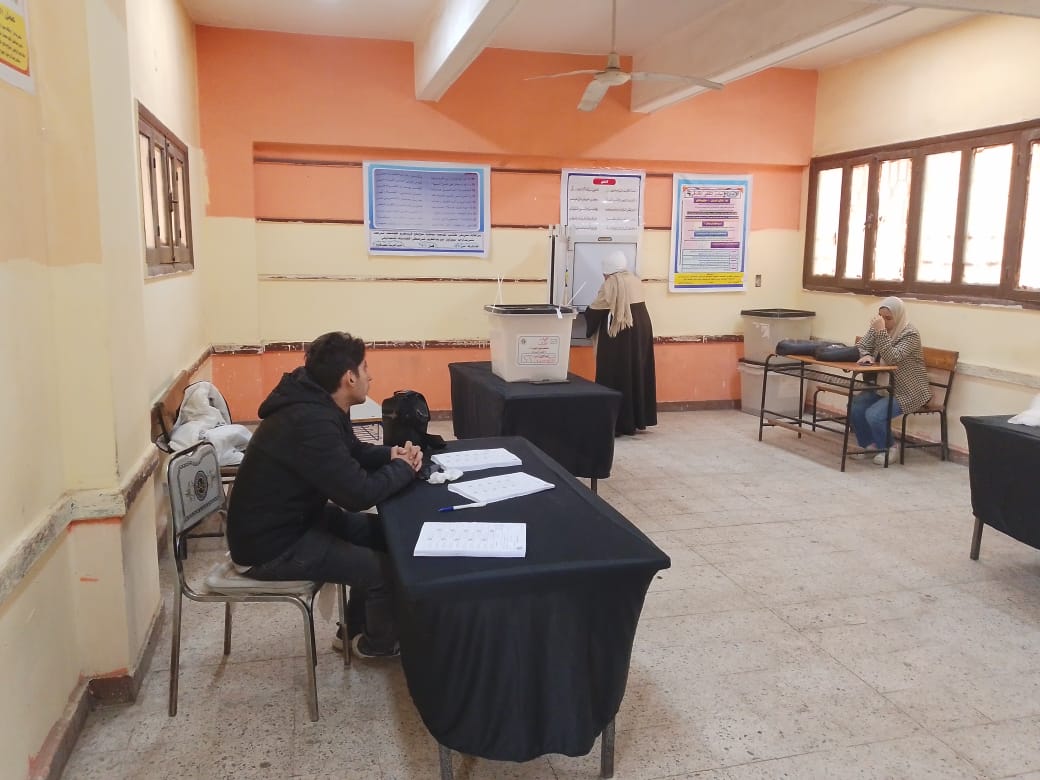 مسن يدلي بصوته