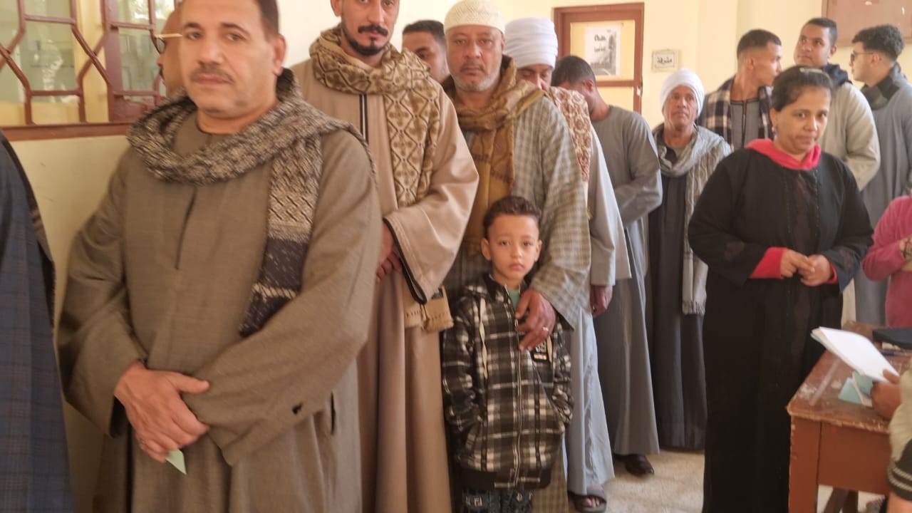 الأجداد يصطحبون الأطفال الأجداد يصطحبون الأطفال