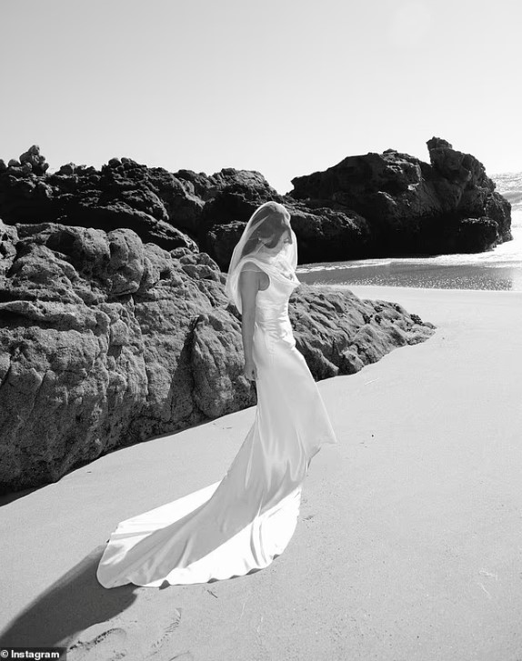 كيم كارداشيان بفستان زفاف أبيض