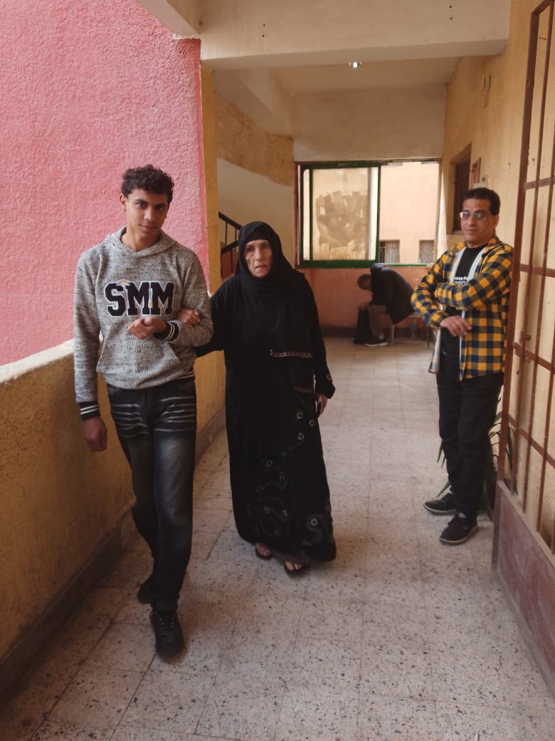 سيدة مسنة تدلي بصوتها سيدة مسنة تدلي بصوتها