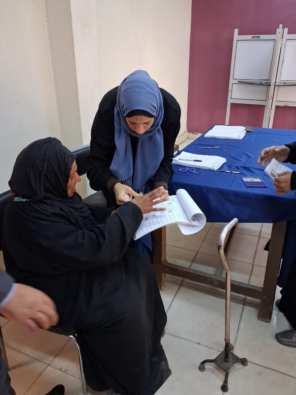 مسنة تدلي بصوتها في انتخابات النواب بالدقي