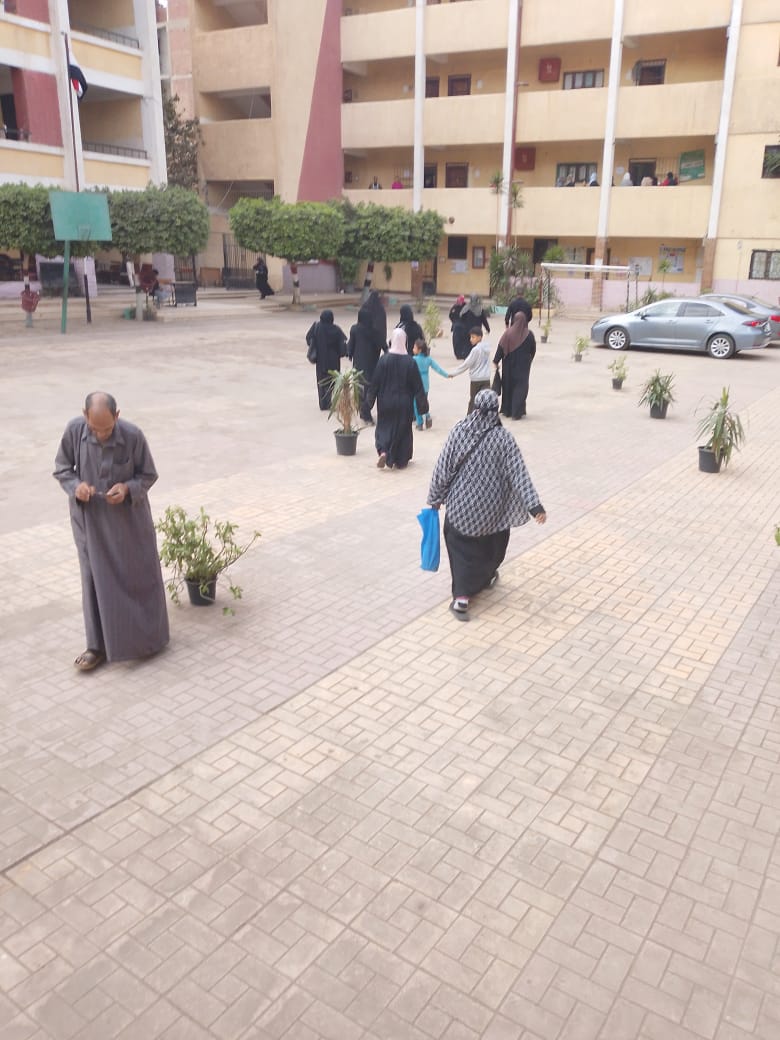 سيدات يتوجهن للادلاء بأصواتهن