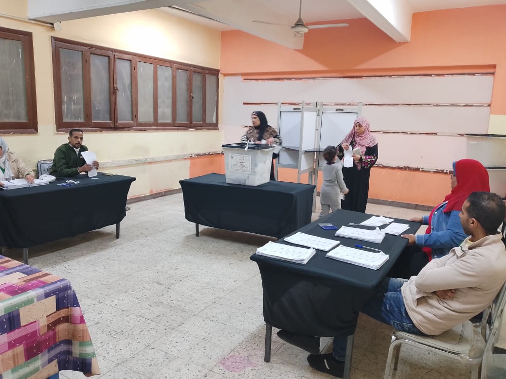 سيدات خلال التصويت