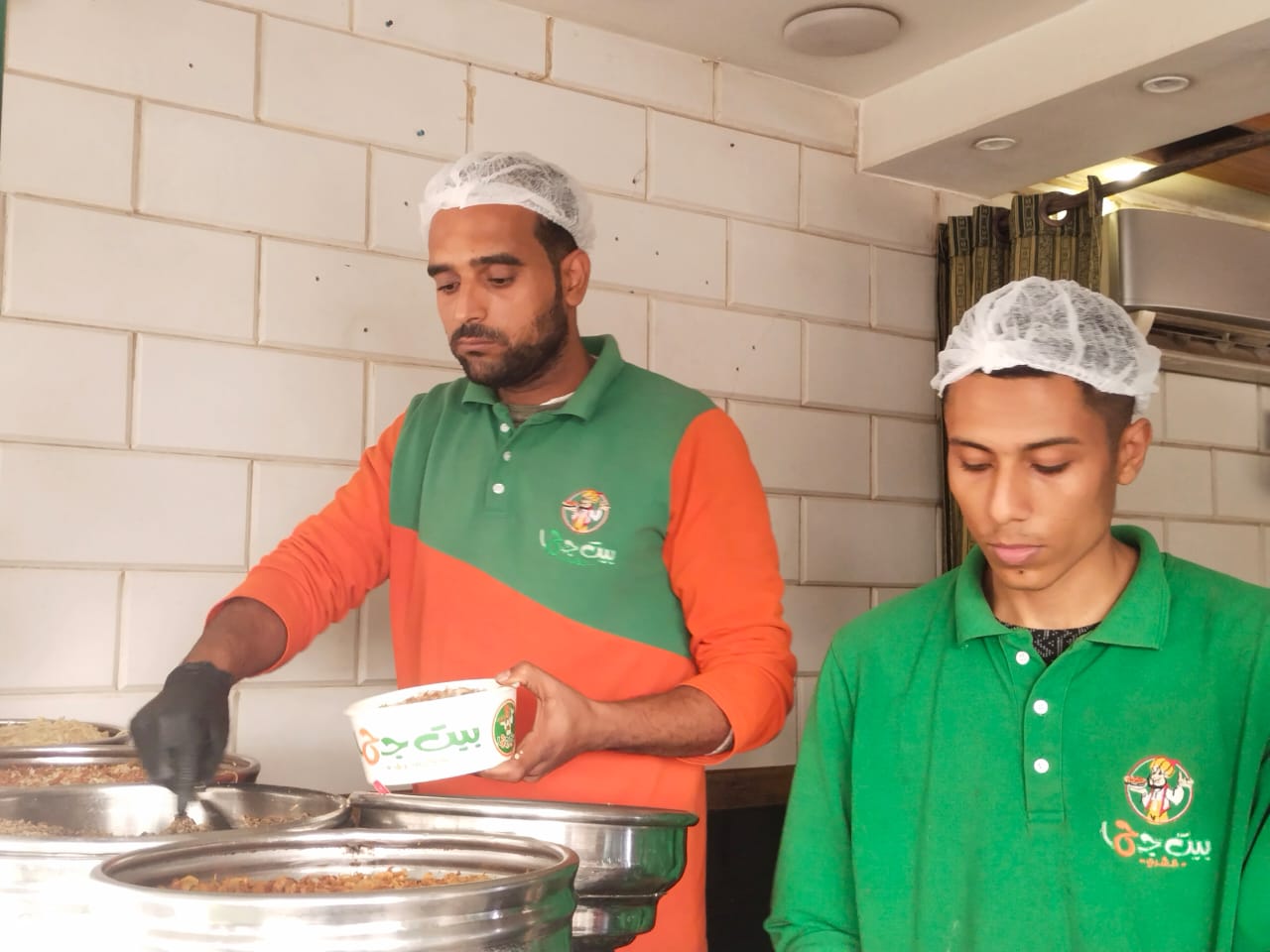 خلال العمل داخل المحال خلال العمل داخل المحال