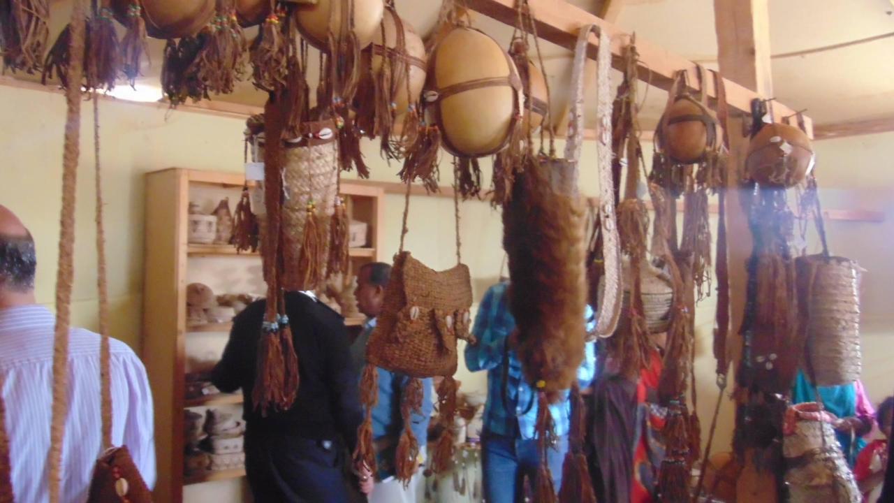 مشغولات يدوية من الجلود فى أحد المعارض مشغولات يدوية من الجلود فى أحد المعارض