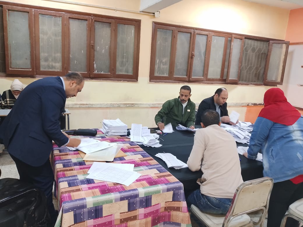 فرز أصوات الناخبين في الوراق