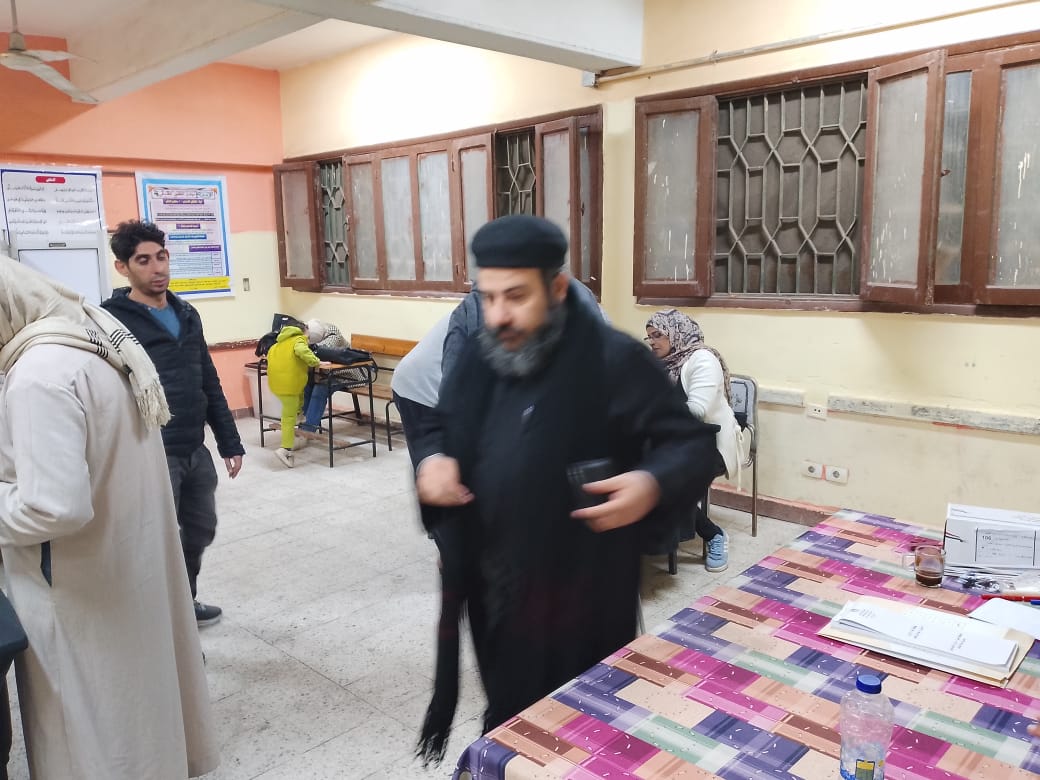 الراهب بعد الإدلاء بصوته الراهب بعد الإدلاء بصوته