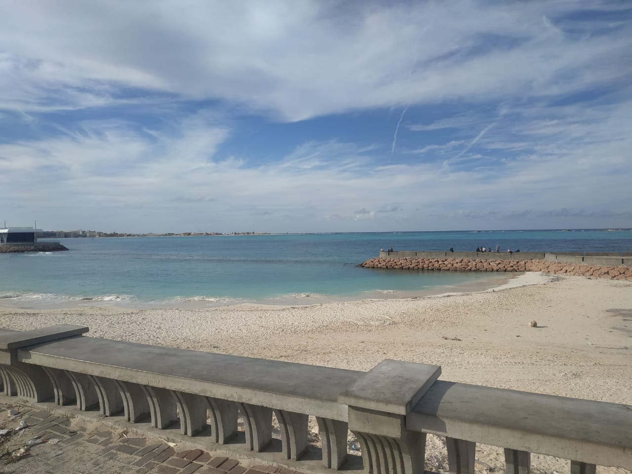 انعكاس الغيوم على شطح البحر انعكاس الغيوم على شطح البحر