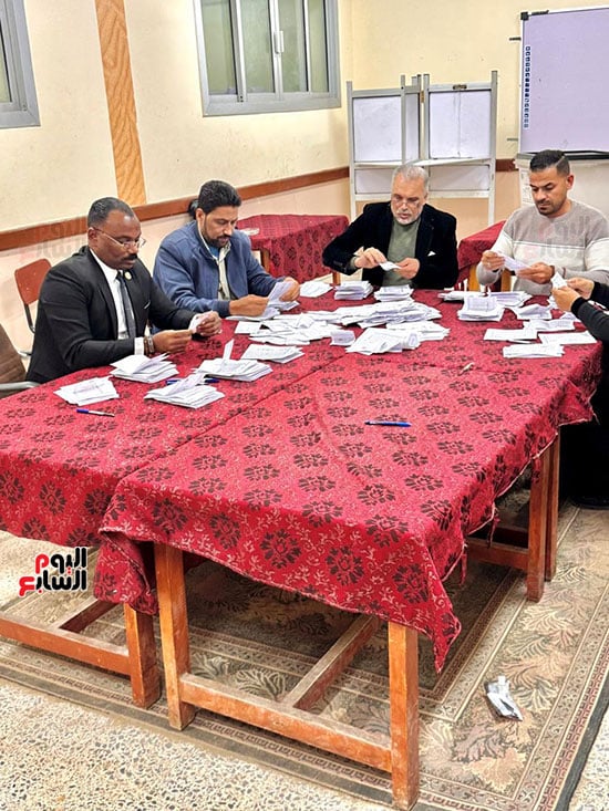 152042-جانب-من-فرز-الاصوات 152042-جانب-من-فرز-الاصوات