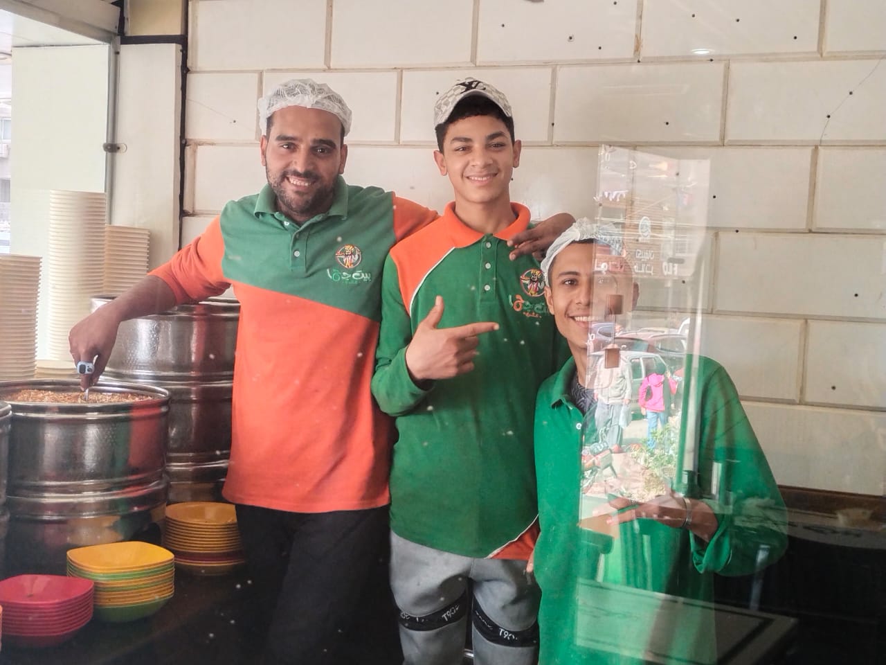 أبناء قرية العبادلة داخل المحال أبناء قرية العبادلة داخل المحال