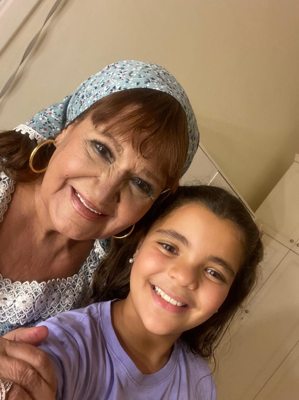 الطفله نورين حازم عمر مع الفنانة ميمي جمال